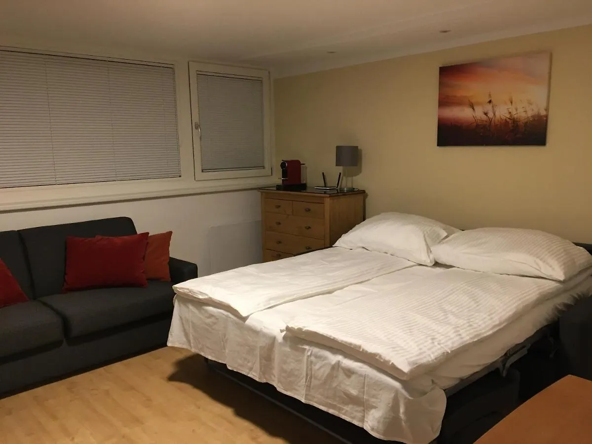 Cosy Flat In The Quiet Area With Own Garden, Free Parking And Direct Public Transport Link To The Centre Apartment Vienna