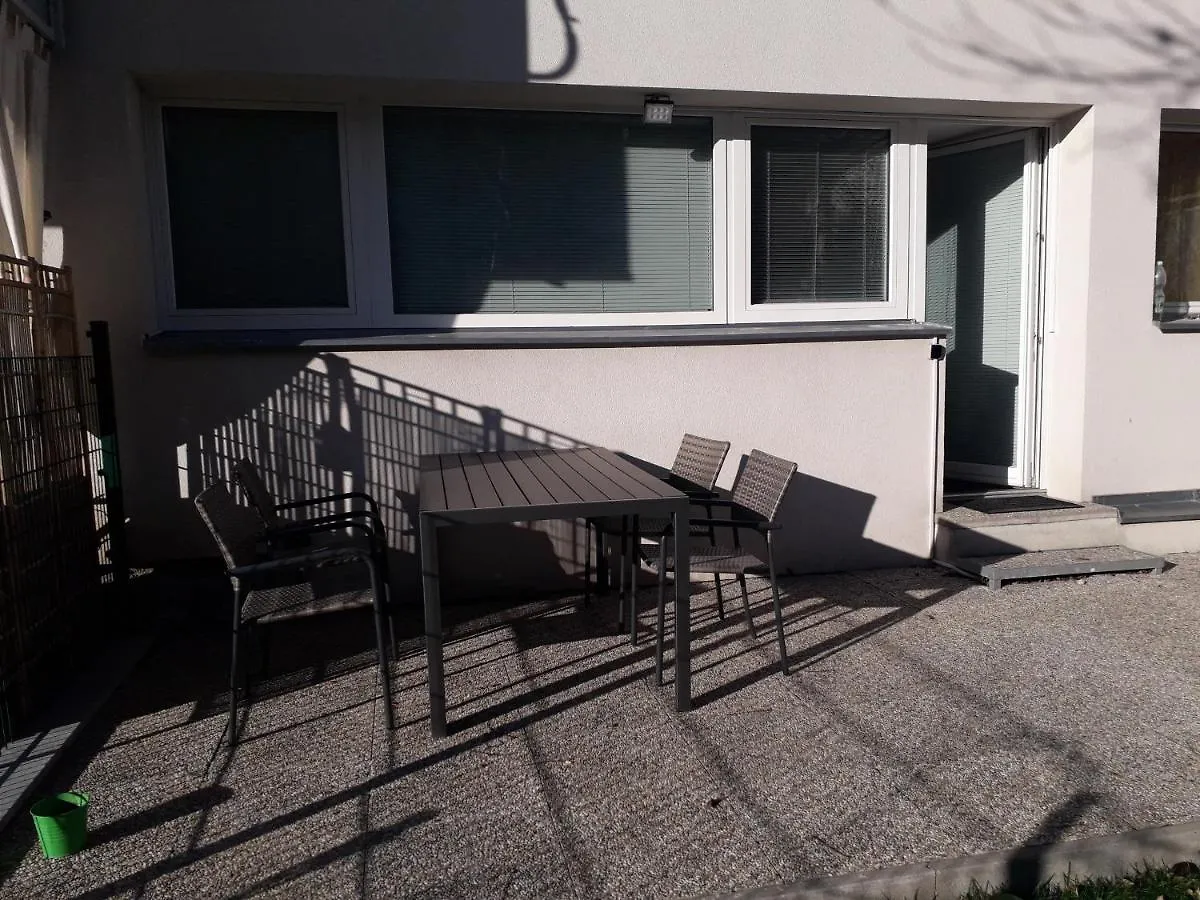 Cosy Flat In The Quiet Area With Own Garden, Free Parking And Direct Public Transport Link To The Centre Apartment Vienna